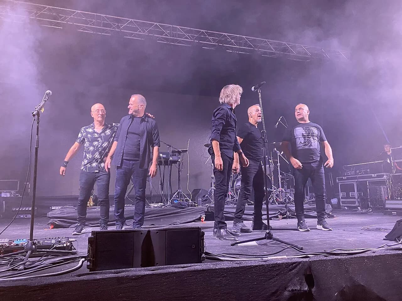 The five members of Mashina at the front of the stage, October 2021
