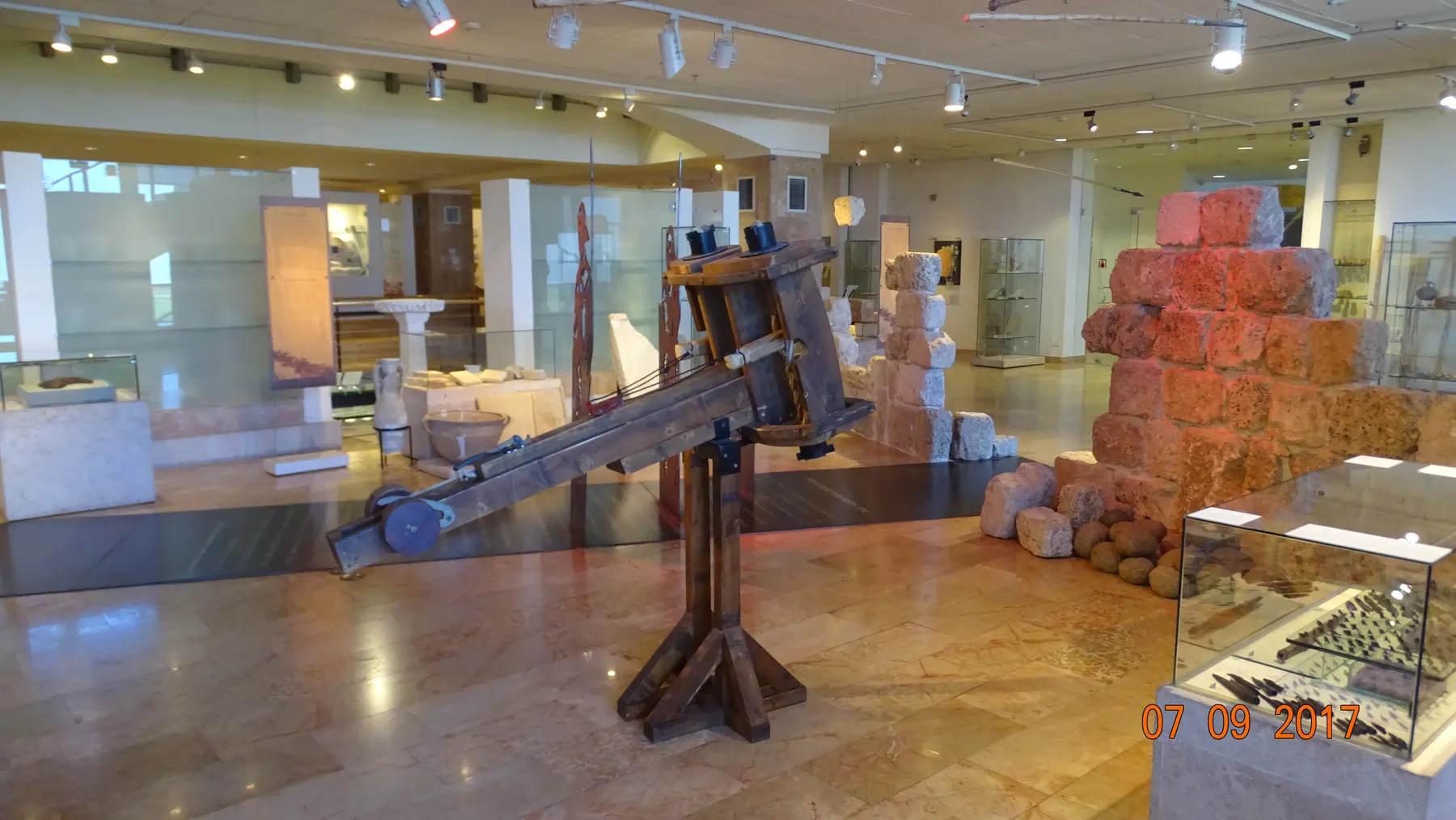 A gallery of the Hecht Museum with ancient finds on display