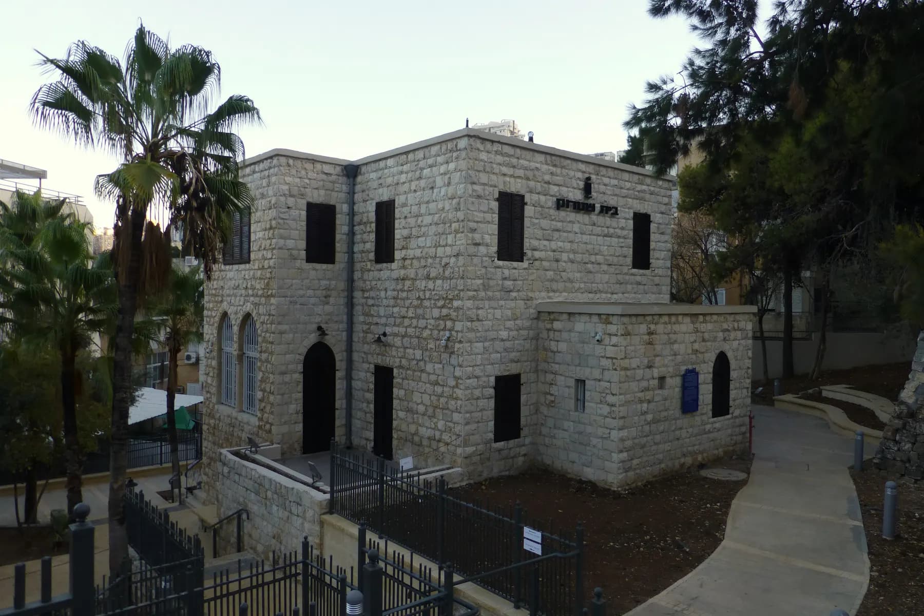 The stone house of the Hermann Struck Museum among palm trees