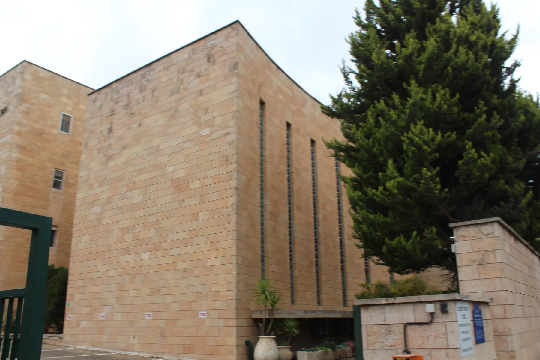 The stone building of the Museum for Islamic Art behind a tree
