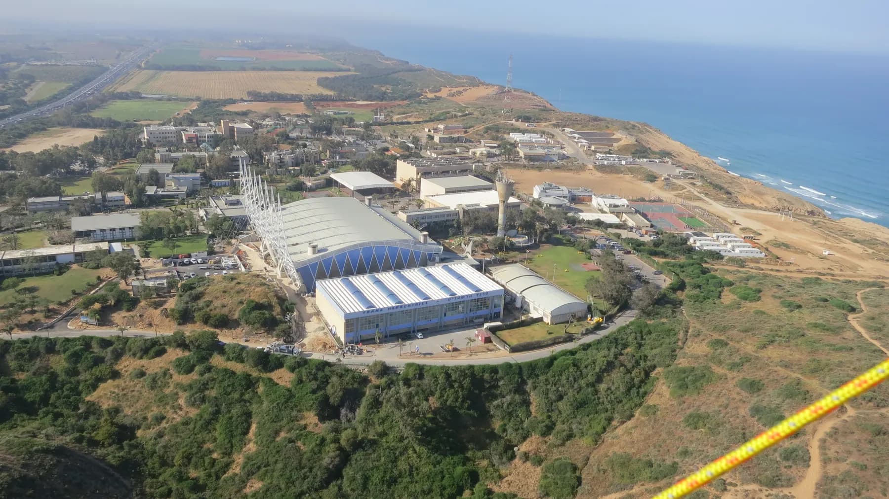 מכון וינגייט מהאוויר, השכן של המלון על החוף