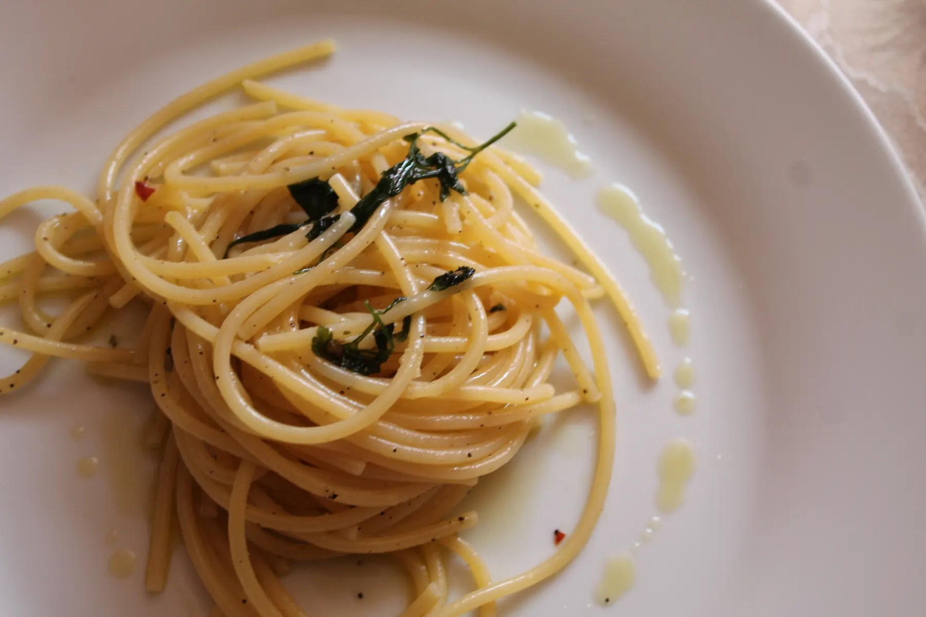 Spaghetti with garlic, olive oil and parsley