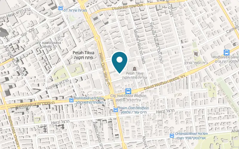 Map showing Cafe Hola at 25 Haim Ozer Street, corner of HaAliya HaShniya Street, Petah Tikva