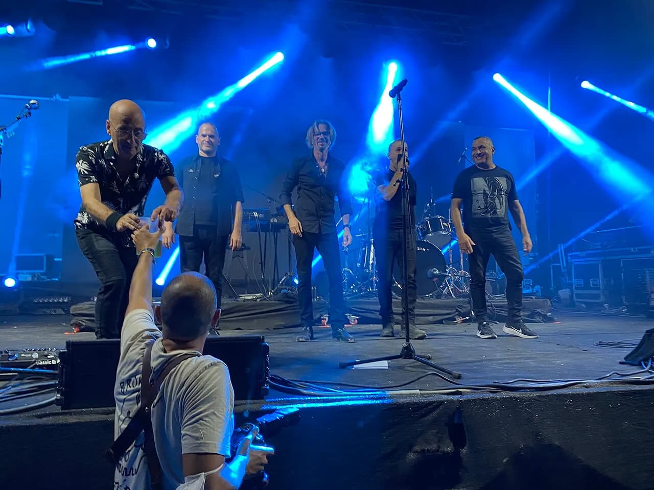 משינה על הבמה באור כחול, מעריץ מושיט יד לסולן, אוקטובר 2021
