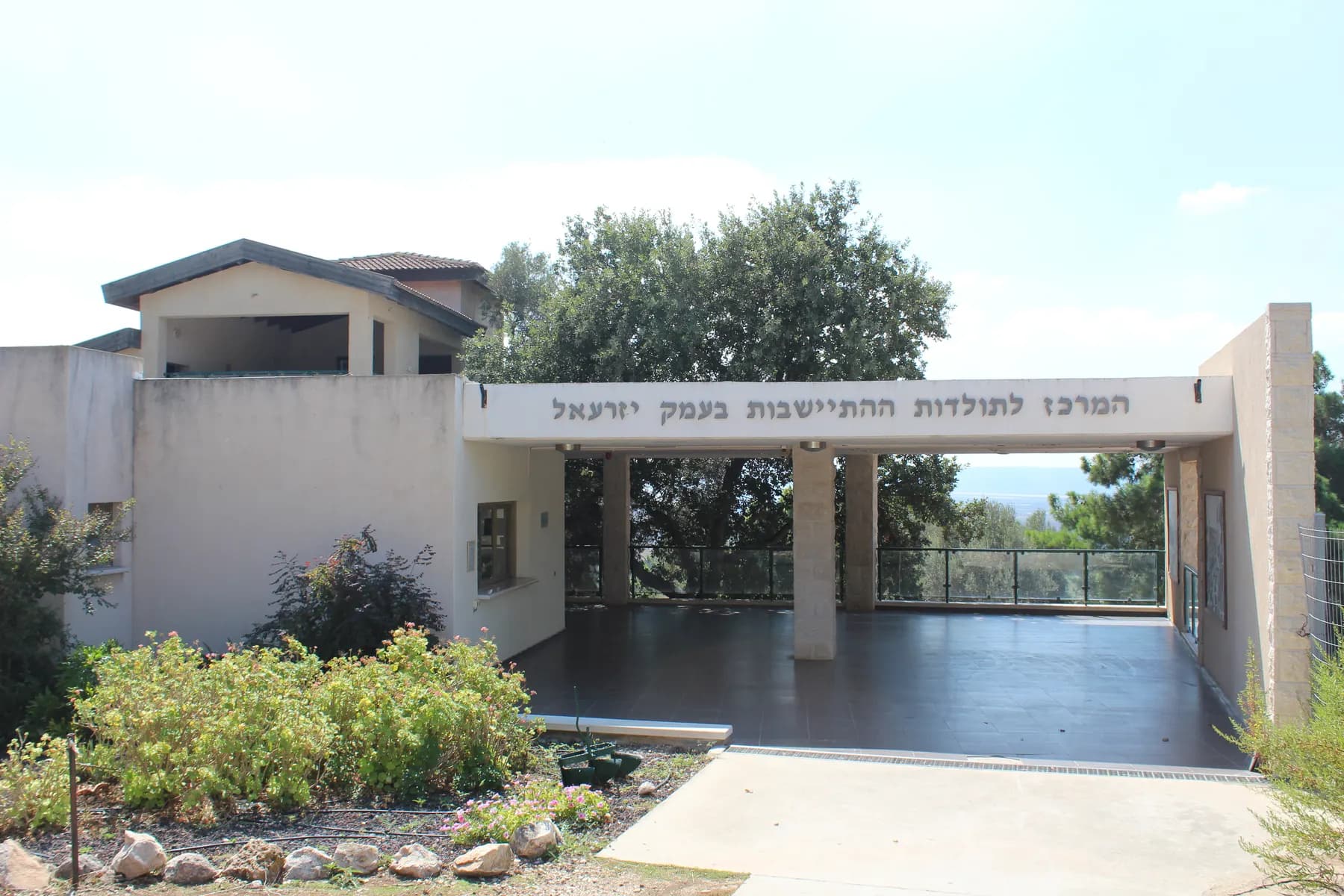 הכניסה למוזיאון ההתיישבות ביפעת, מעבר מקורה דרך מבנה נמוך