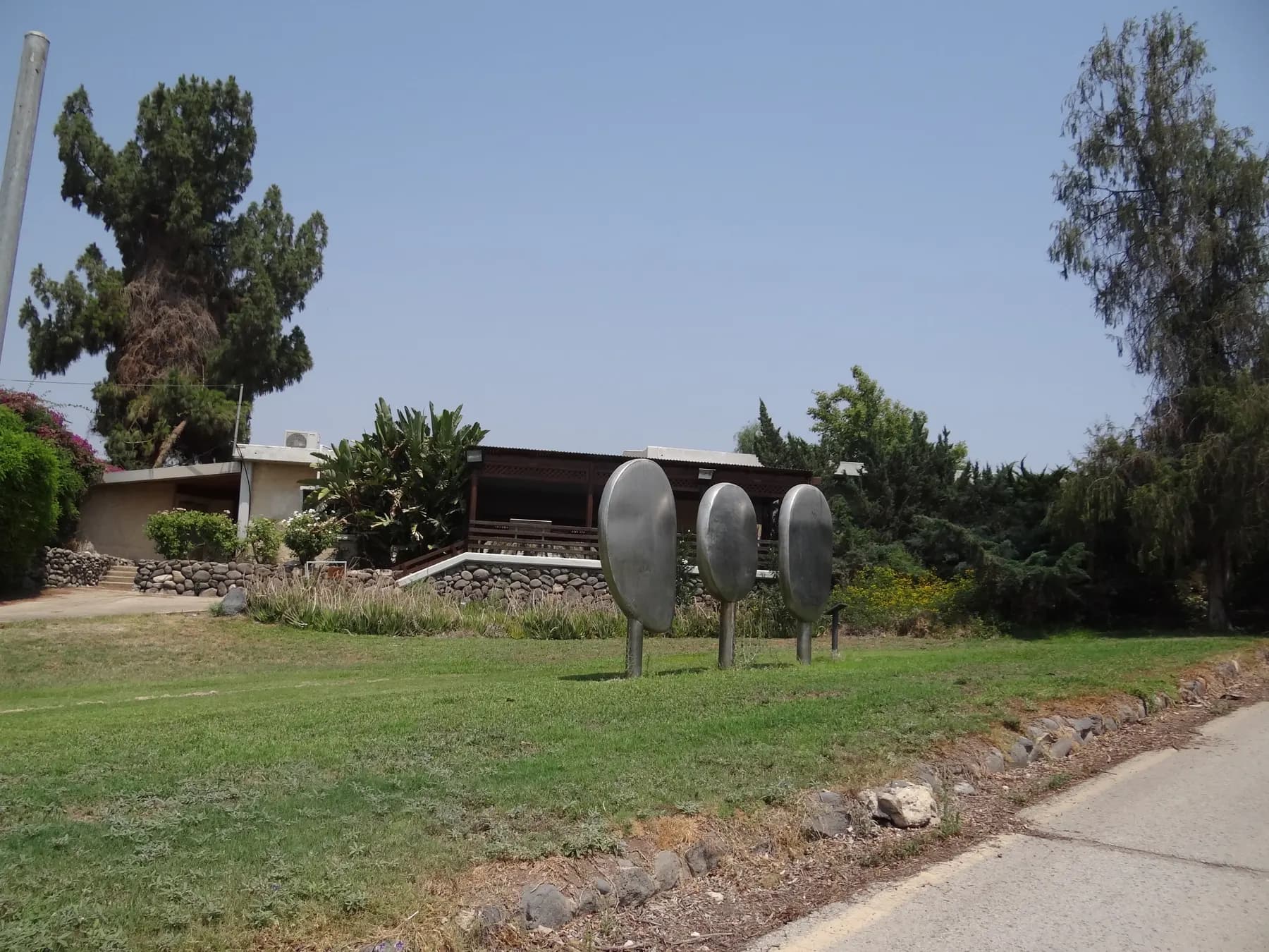 The lawn and low building of the Museum of Yarmukian Culture at Sha'ar HaGolan, with stone sculptures