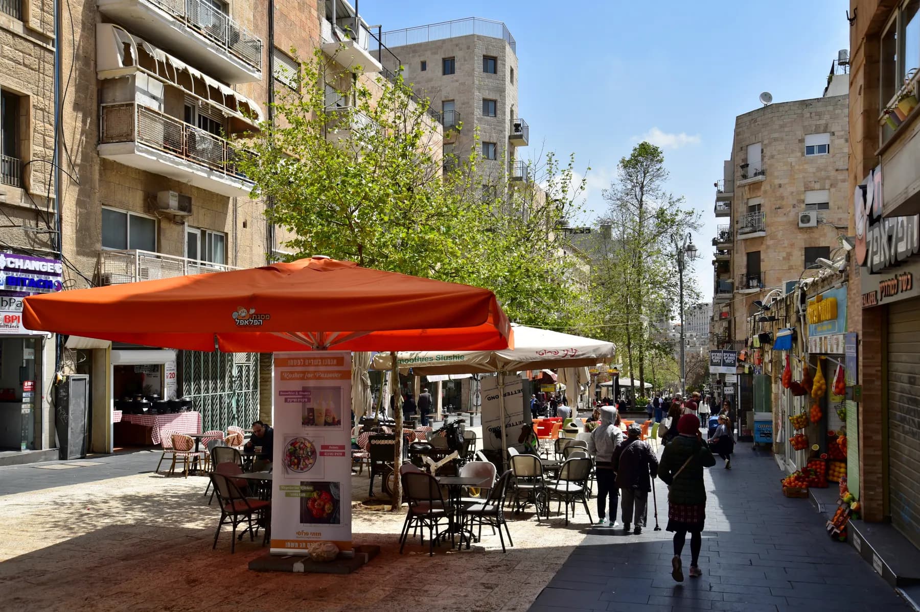 שולחנות בתי קפה ברחוב בן יהודה במרכז ירושלים. היא נמצאת כמה רחובות משם, ברחוב בן סירא