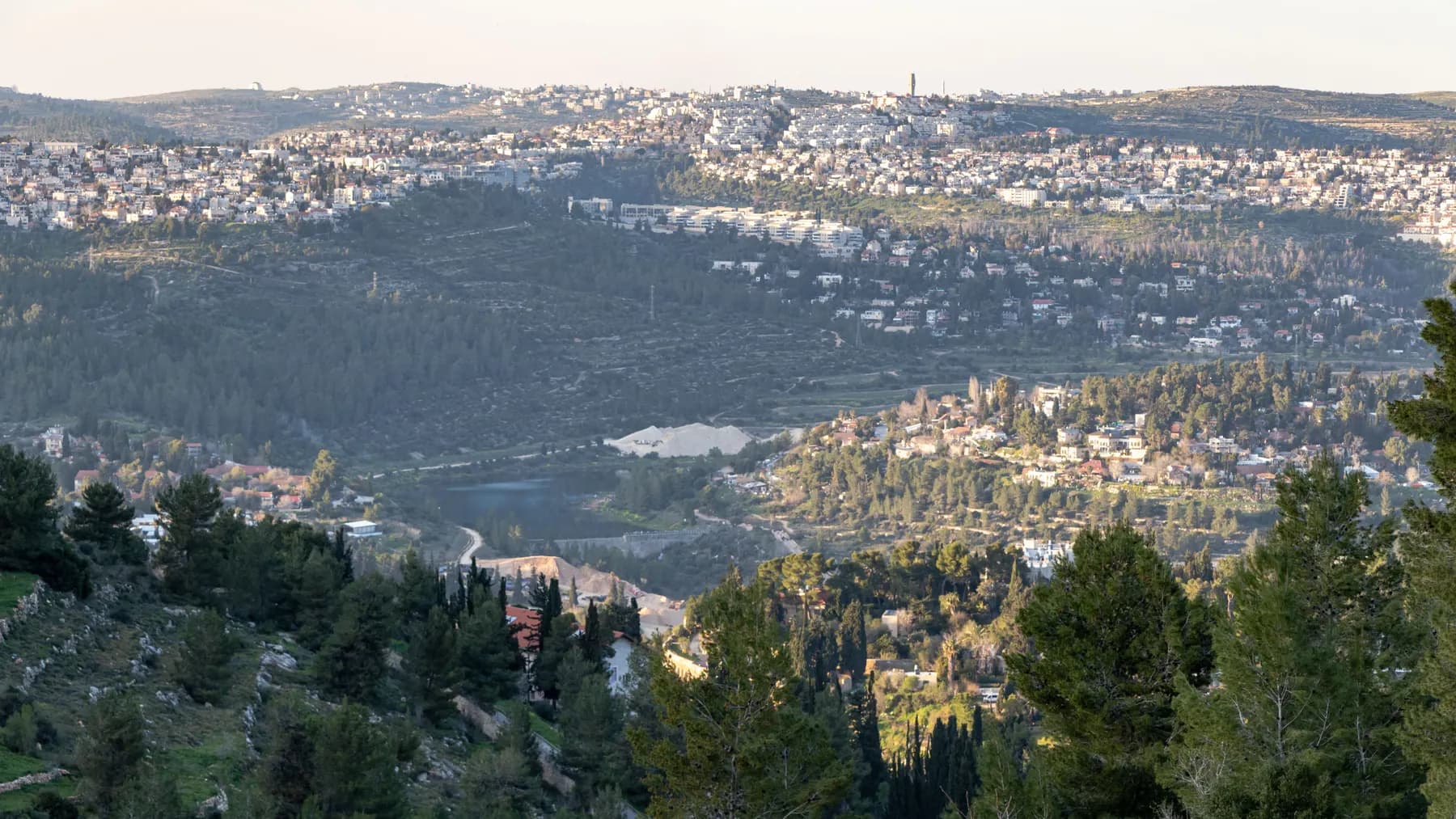 העמק הירוק שמתחת לעין כרם. היא נמצאת בין סמטאות הכפר הישן, עם מרפסת שצופה אל הנוף