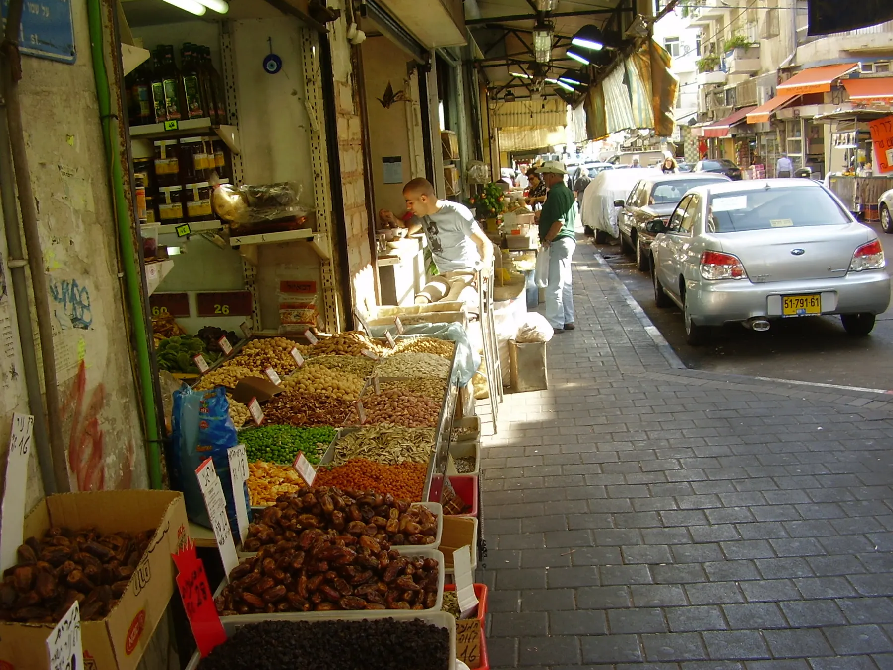 פירות יבשים, אגוזים ותבלינים ברחוב של שוק לוינסקי. היא נמצאת בתוך השוק, ברחוב מטלון, והחלונות שלה פונים אליו