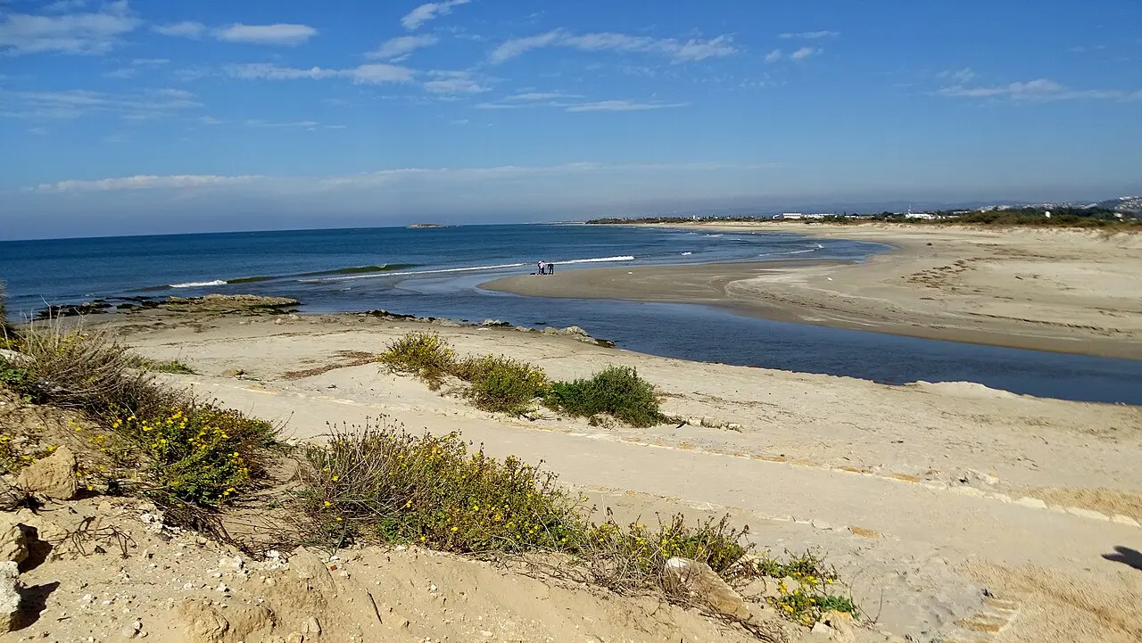 Sandbars and shallow water on the shore at Jisr az-Zarqa