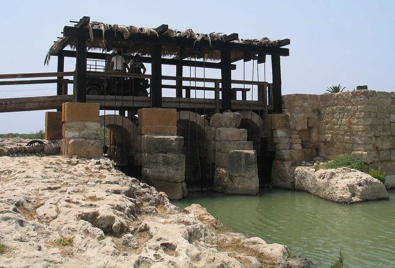 Stone sluices and a timber-roofed mill structure at the dam in the Taninim Stream reserve