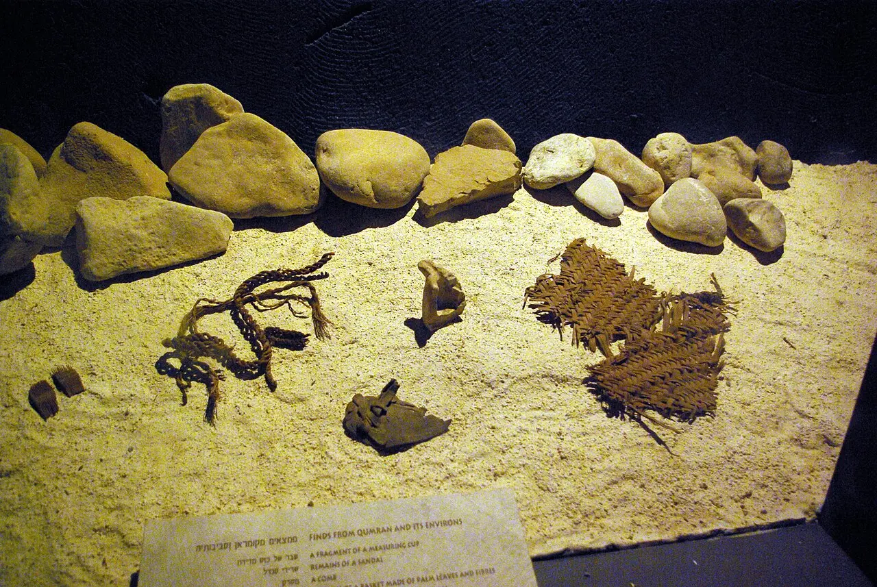Finds from Qumran on display: pieces of basketry, rope and stone