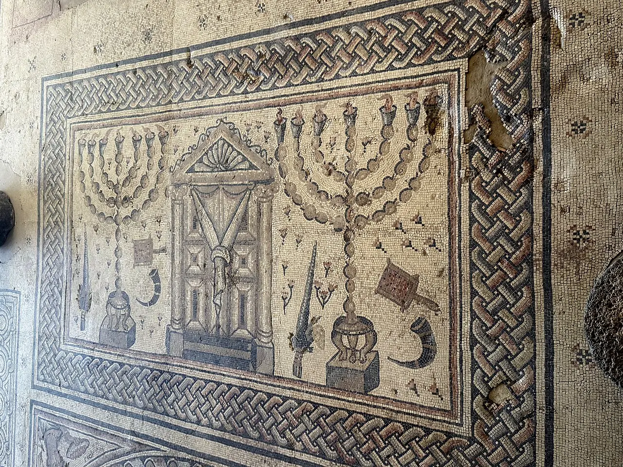 The mosaic panel of the Torah shrine flanked by two menorahs at Hamat Tiberias